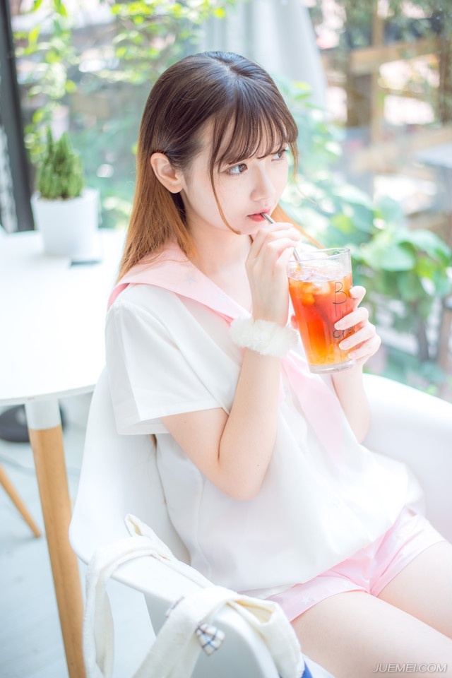 “幼常，蜀中对主公来说，太重要了，一旦输了蜀中，这天下……呵呵……”说到最后，诸葛亮悠悠的叹了口气，这种话，也只能跟马谡说说，其他人，诸葛亮不敢说，也不能说，太打击士气了。